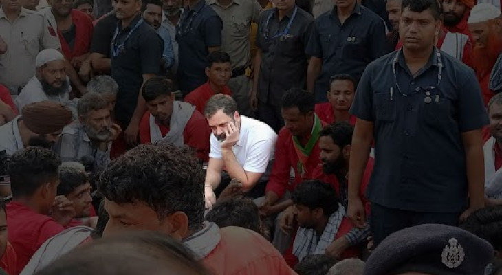 Rahul Gandhi meets Coolie’s on Anand Vihar railway station